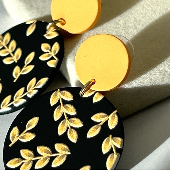 🌸Round Black Wood Style Earrings. Black with Tan Leaf Design - Picture 3 of 9